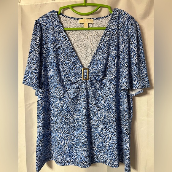 Michael Kors Blue Swirl Pattern V Neck Blouse With Gold Buckle accent. NWOT. XL - Picture 1 of 5